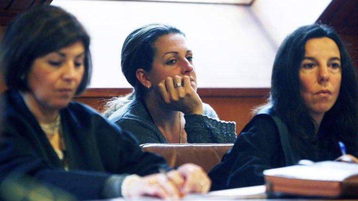 Erika Alonso, en el centro, durante el juicio en el que se le condenó por asesinato.
