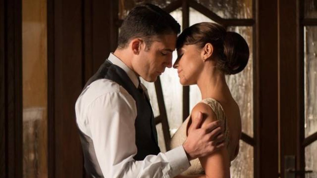 Miguel Ángel Silvestre y Paula Echevarría, en una imagen de la serie 'Velvet'.