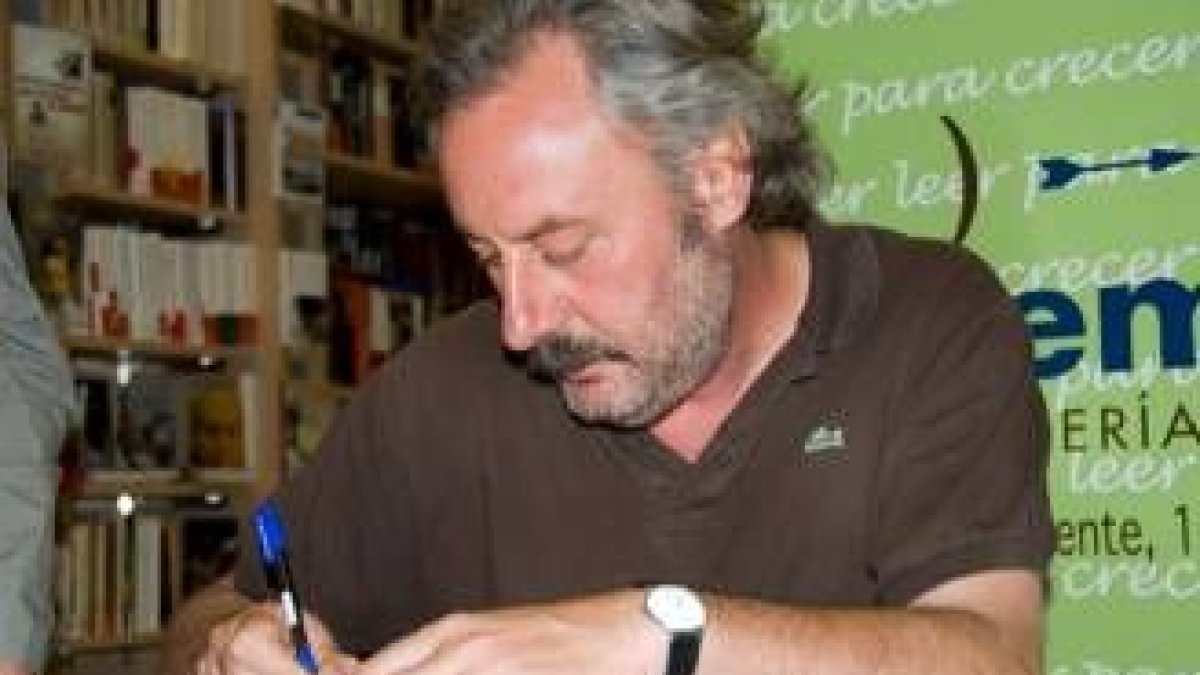 Julio Llamazares, durante la firma de ayer en la librería Artemis