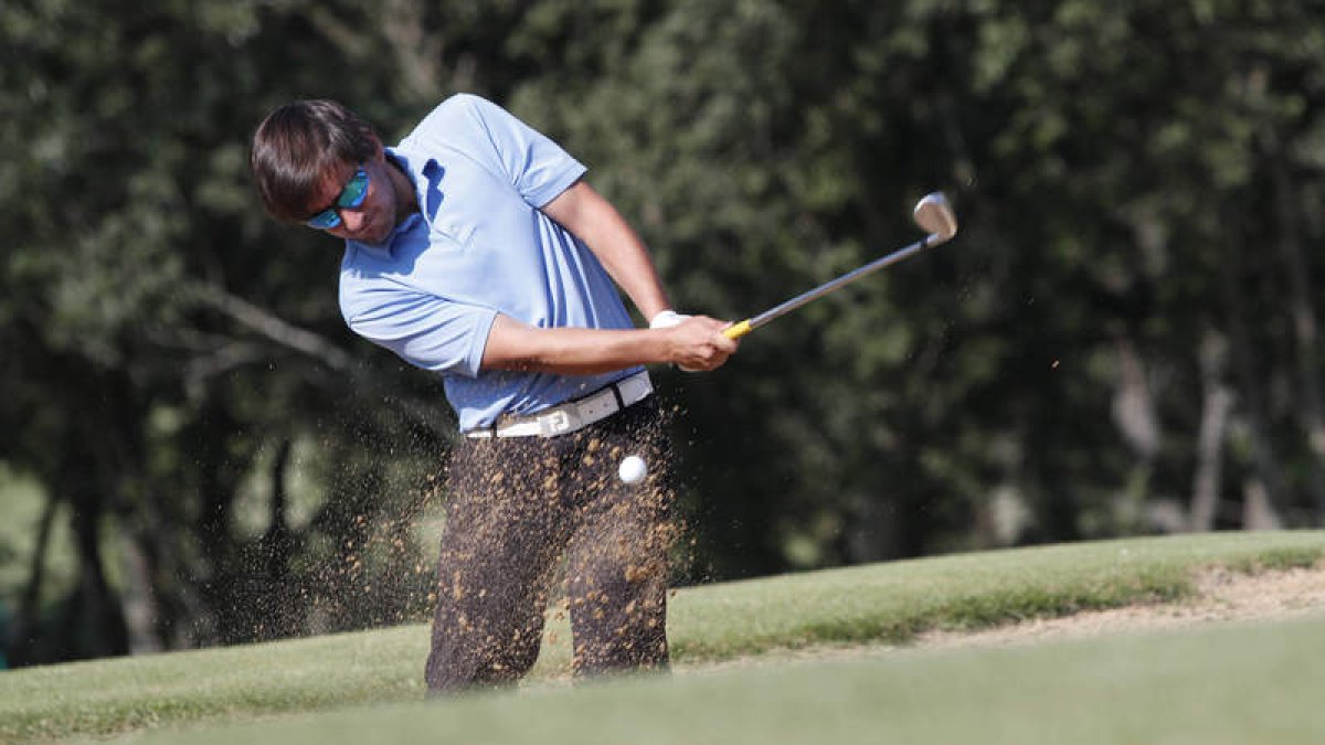 Uno de los jugadores profesionales golpea la bola en el campo del León Club de Golf, que acoge el Alps Tour 2018. JESÚS F. SALVADORES