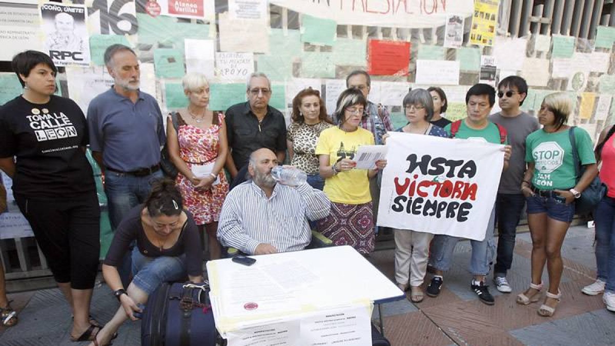 Ramiro Pinto antes de abandonar la huelga de hambre, rodeado de las personas que acudieron hoy a apoyarle.