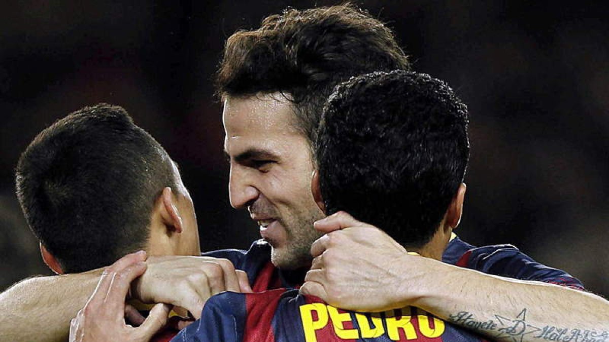 Los jugadores del Barcelona, Alexis, Cesc Fábregas y Pedro celebran el segundo gol.