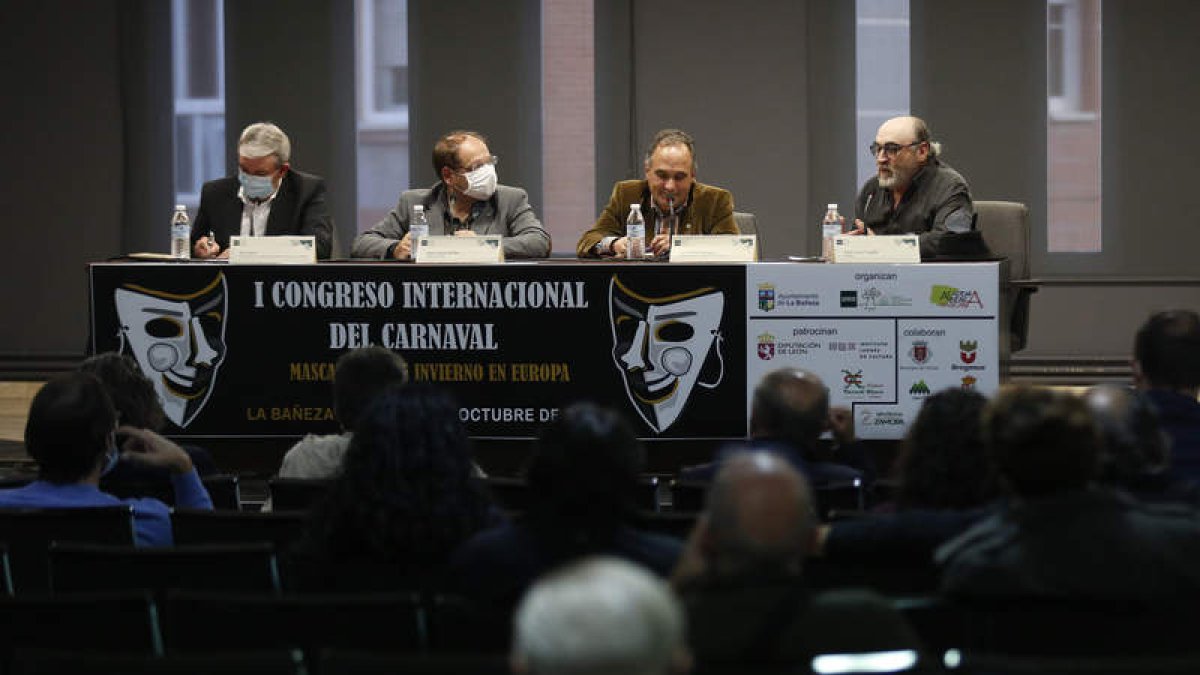 A la izquierda, la mesa redonda de la tarde de ayer; y a la derecha, mascarado de cinco metros representando a un Jurru de Alija que será quemado hoy. FERNANDO OTERO