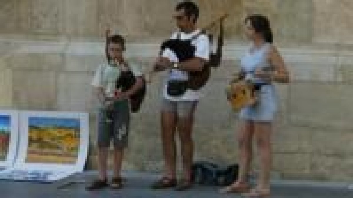 La familia Tramp tocando instrumentos típicos gallegos en la capital leonesa