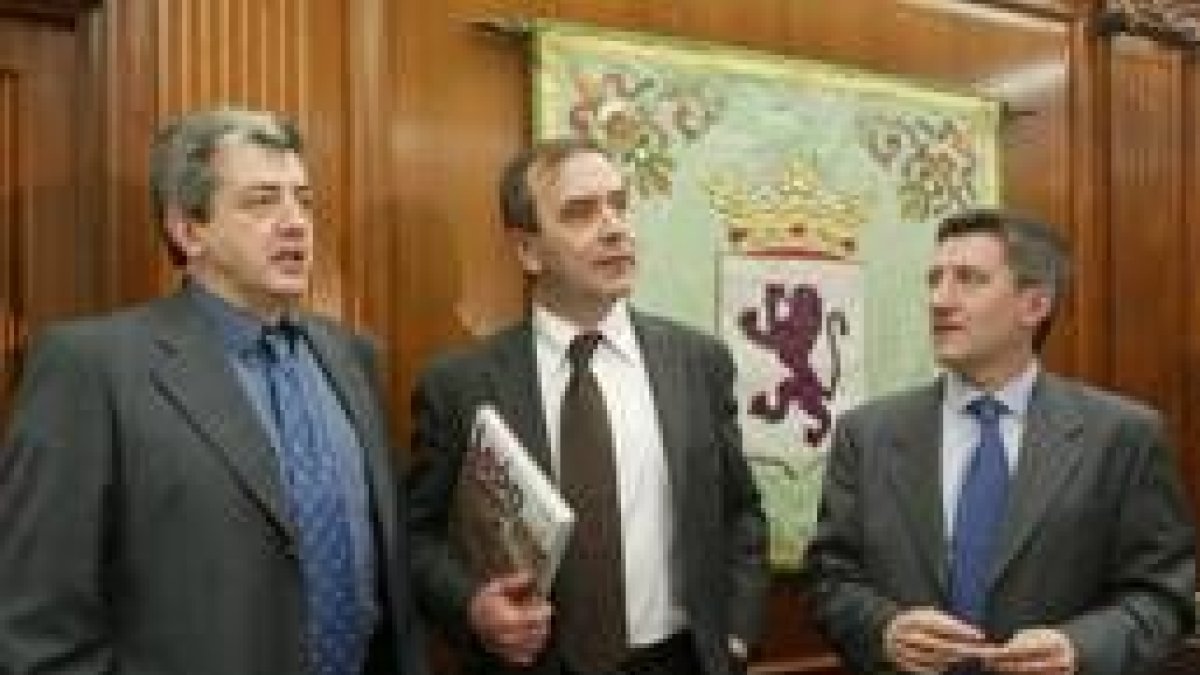 El candidato socialista al Congreso, José Antonio Alonso, visitó ayer al alcalde de León