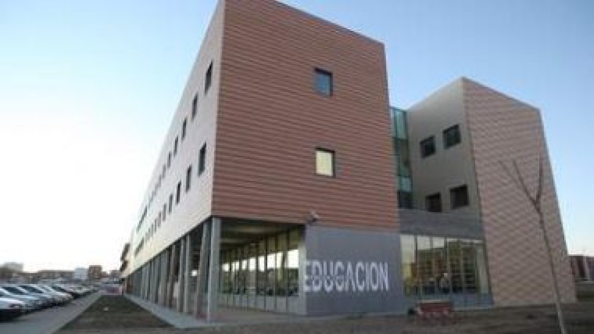 El presidente de la Junta, Juan Vicente Herrera, inaugurará hoy oficicialmente la nueva Facultad de