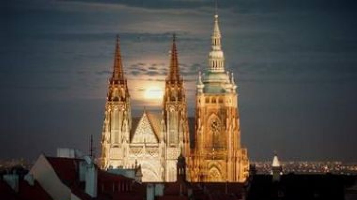 Vista de noche de la catedral de San Vito, en Praga.