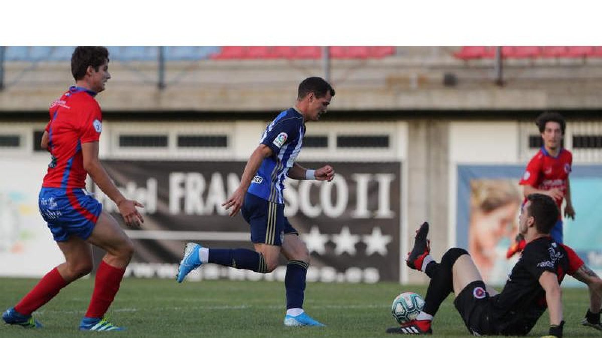 Buenacasa, de la Deportiva, marca el segundo gol de su equipo durante el amistoso disputado en el campo de O Couto ante el UD Ourense. LUIS DE LA MATA