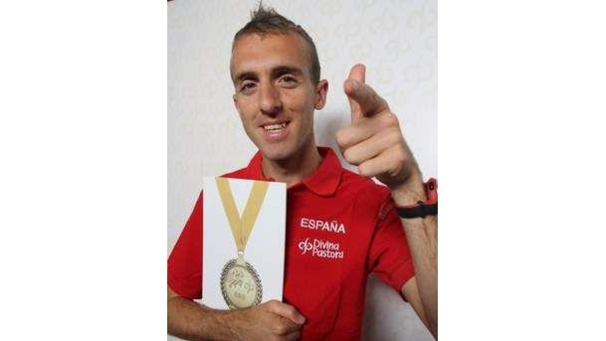 Sergio Sánchez bromea con una medalla de papel.
