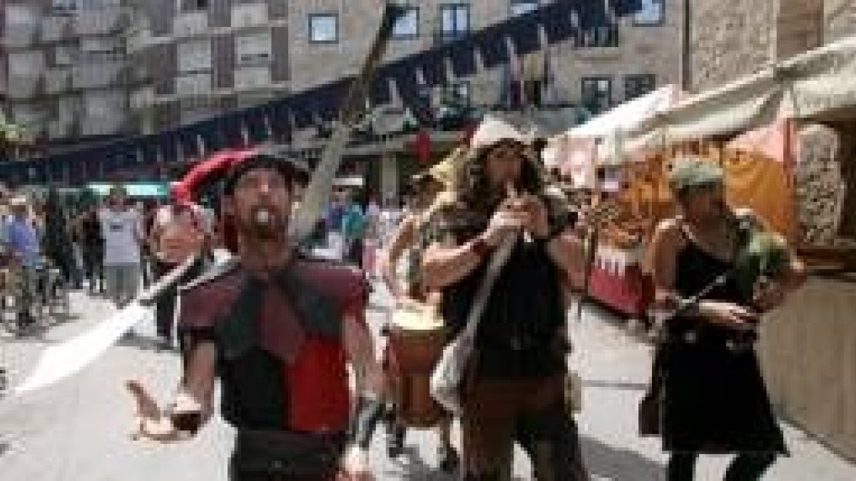 Músicos y saltimbanquis, en la plaza Mayor de Bembibre