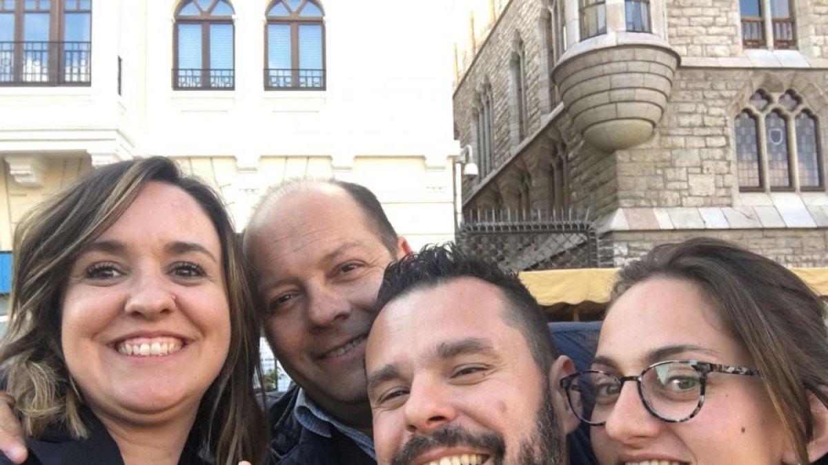 Álvaro Ayarza (en el centro, con barba) se hace un selfie con Ricardo Rodríguez de Ciento Volando, Isabel G. Díaz (i) y Alba García Martínez, del estudio Abocados.