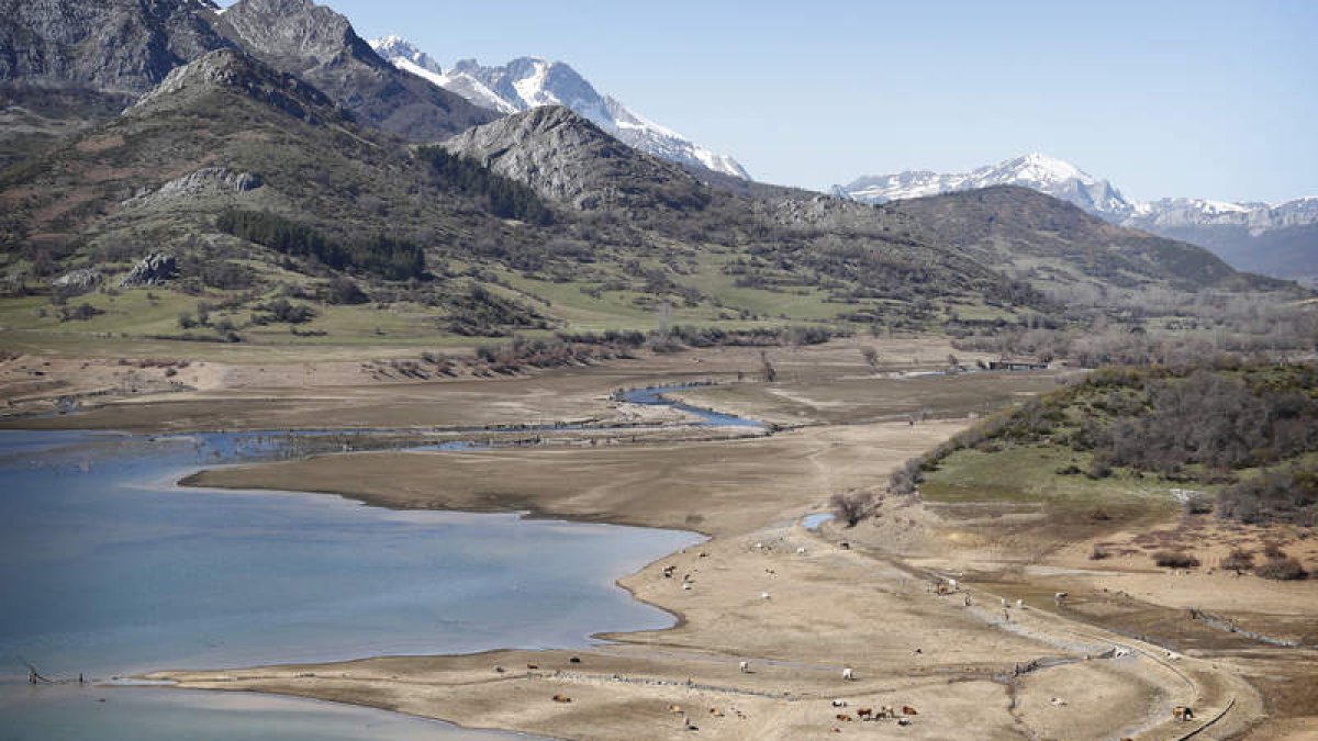 Vista del embalse de Riaño hace ahora dos semanas. JESÚS