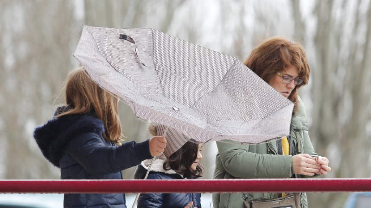 Caminar bajo el viento y la lluvia se convirtió ayer en León en una compleja labor. JESÚS F. SALVADORES