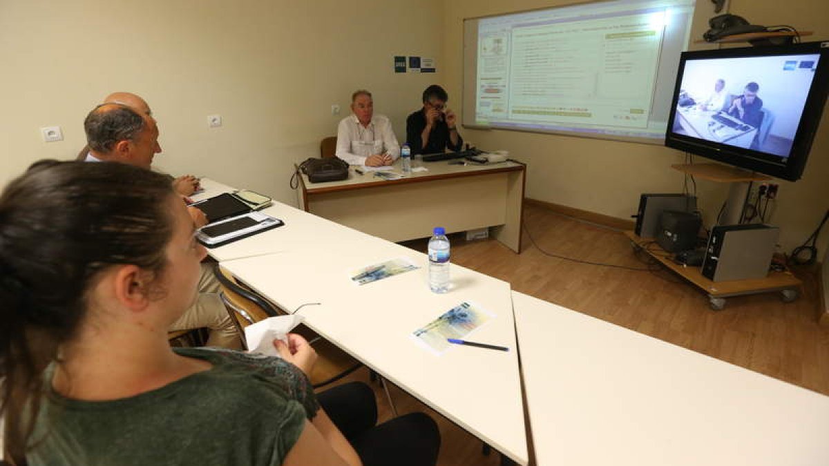 Alumnos de un curso de verano de la Uned, en una de las tutorías a las que asistieron el pasado año. ANA F. BARREDO