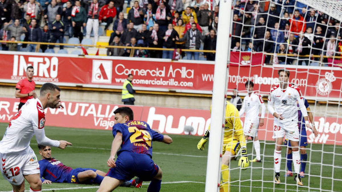 Rodri marca así el gol que a la postre dio el empate a la Cultural. MARCIANO PÉREZ