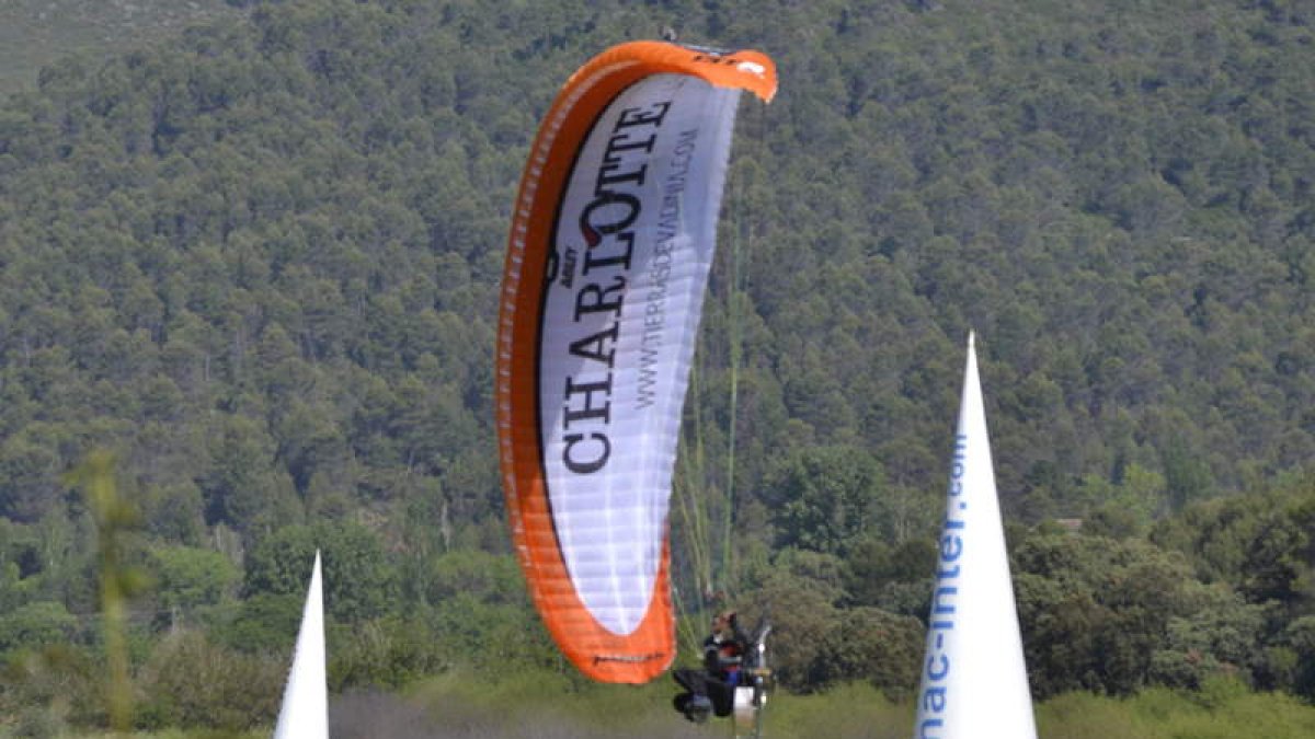 Víctor Rodríguez vuela con su parapente en El Yelmo.