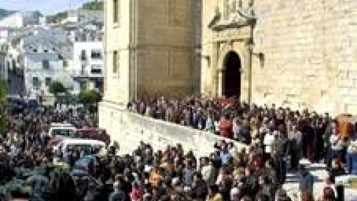 Miles de vecinos acuden a los funerales de los cinco jóvenes muertos
