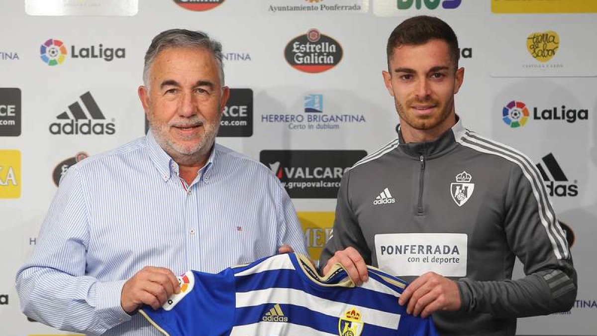 Silvano y Juan Hernández, en la presentación del jugador. L. DE LA MATA