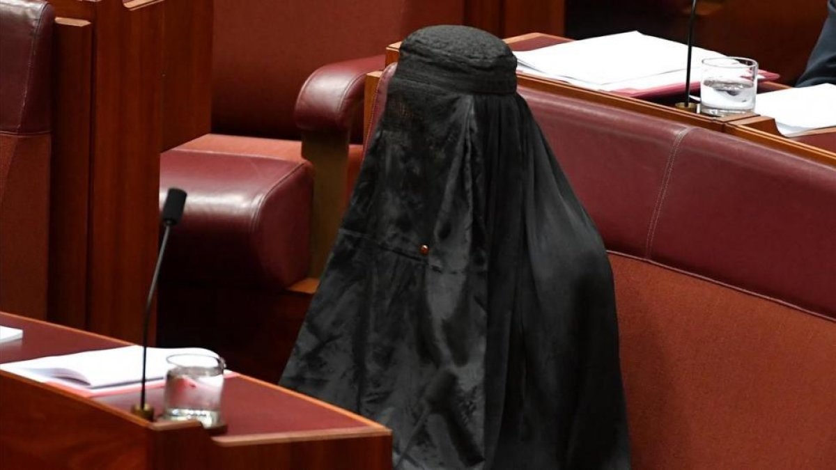 La senadora Pauline Hanson vestida con un burka durante la sesión parlamentaria este jueves en Canberra, Australia