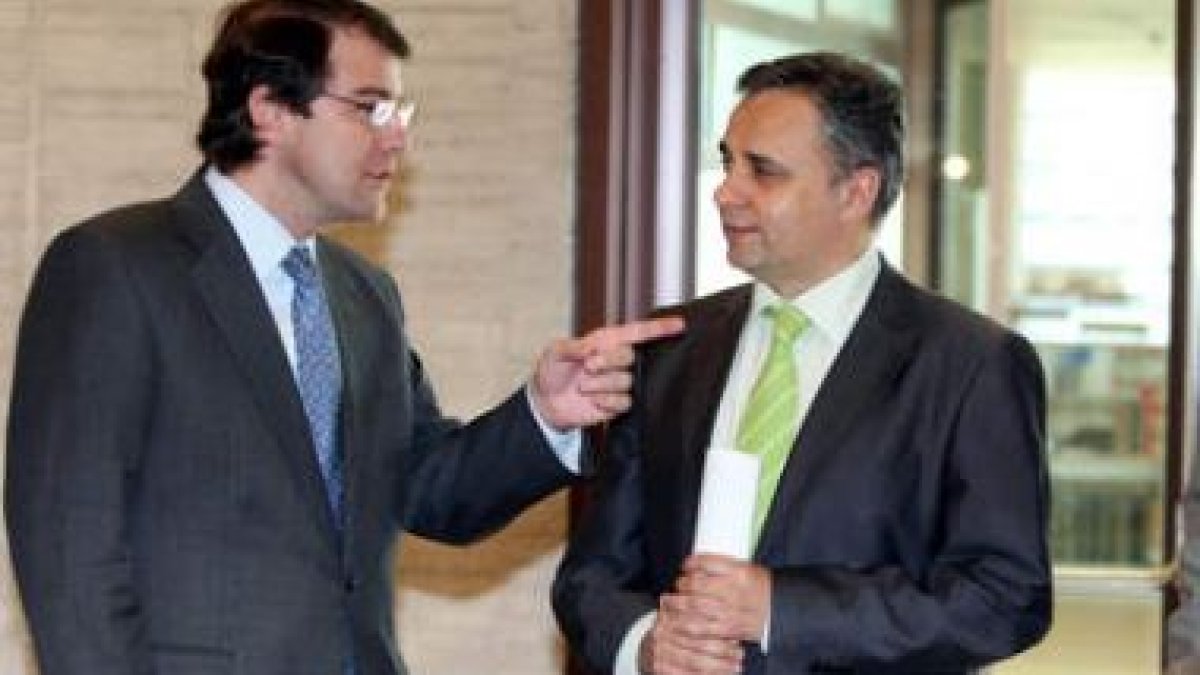 Alfonso Fernández Mañueco y Joaquín Otero, ayer en los pasillos de las Cortes.