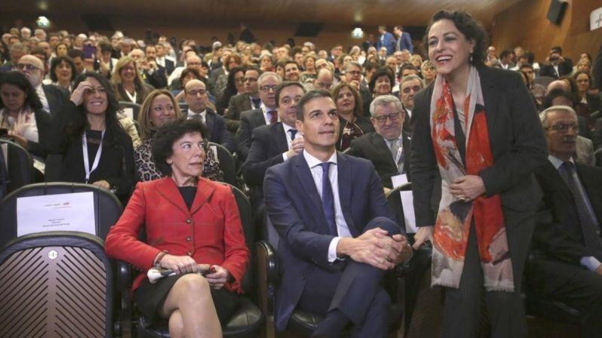 El presidente del Gobierno, Pedro Sánchez, entre las ministras de Educación, Isabel Celaá (izquierda) y Trabajo, Magdalena Valerio, durante la jornada FP: Futuro y Progreso, celebrada en el Museo del Prado.