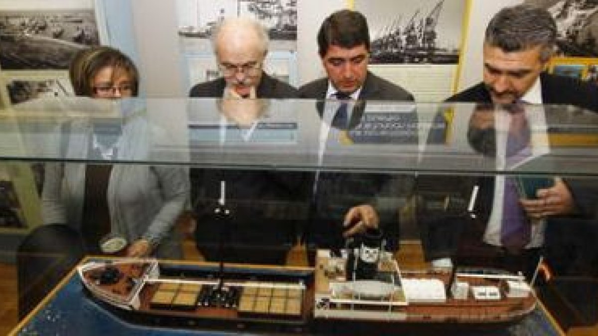 Nuria González, Fernando Menéndez Rexach, Pablo Lago y Aurelio Rubio, ayer, en la inauguración.