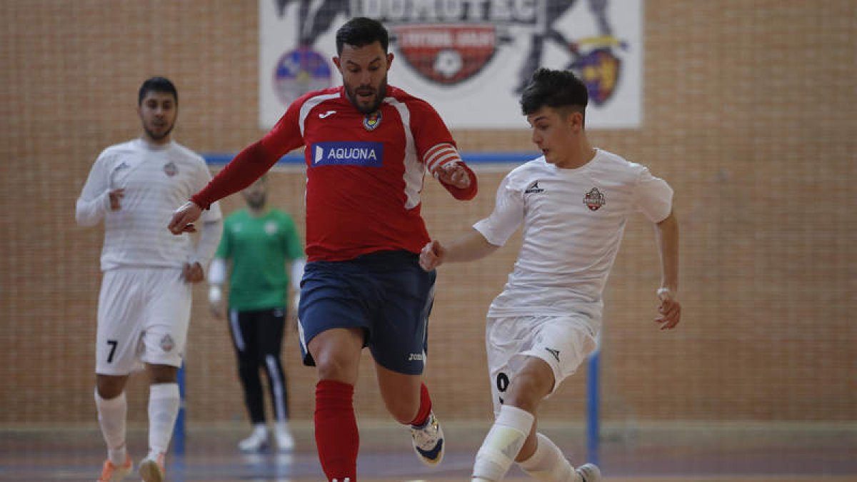Mario Moyano inicia un ataque del equipo leonés. JESÚS F. SALVADORES