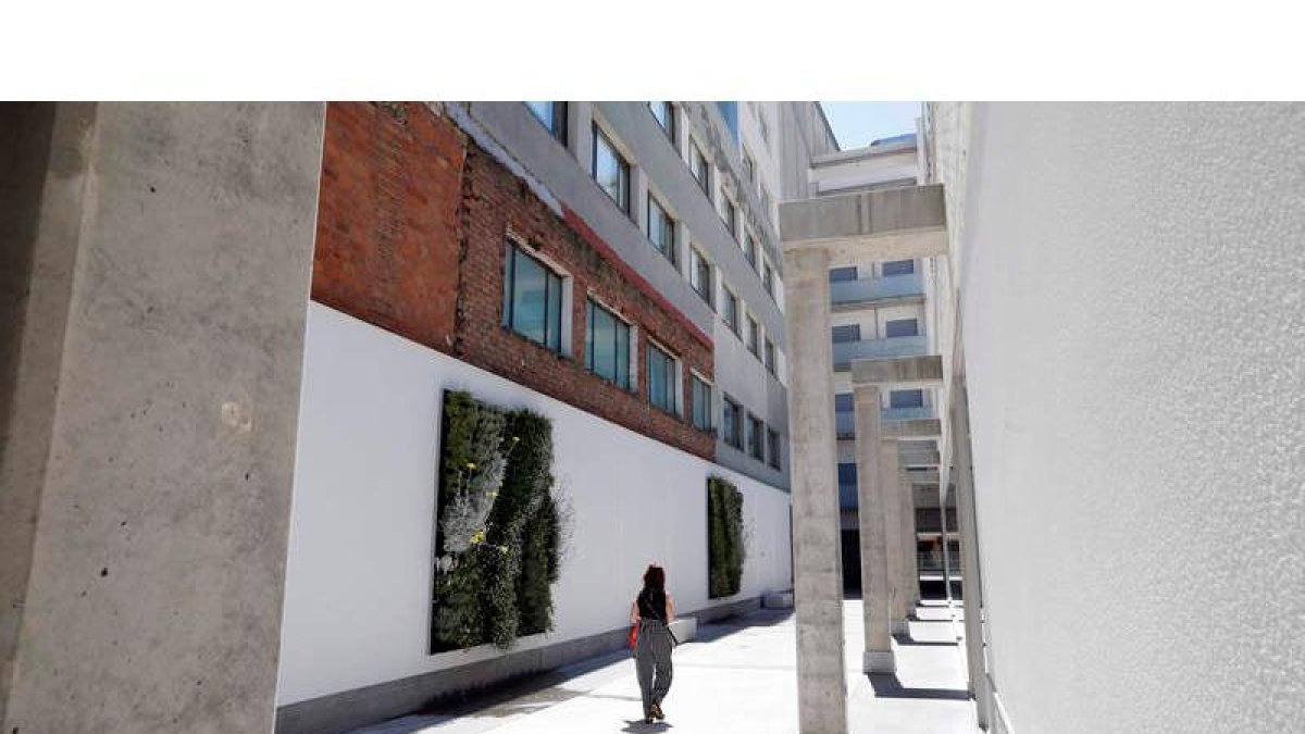 Parte de la fachada del consistorio que está integrada en el nuevo pasaje de la ciudad, entre Ordoño y San Agustín. MARCIANO PÉREZ