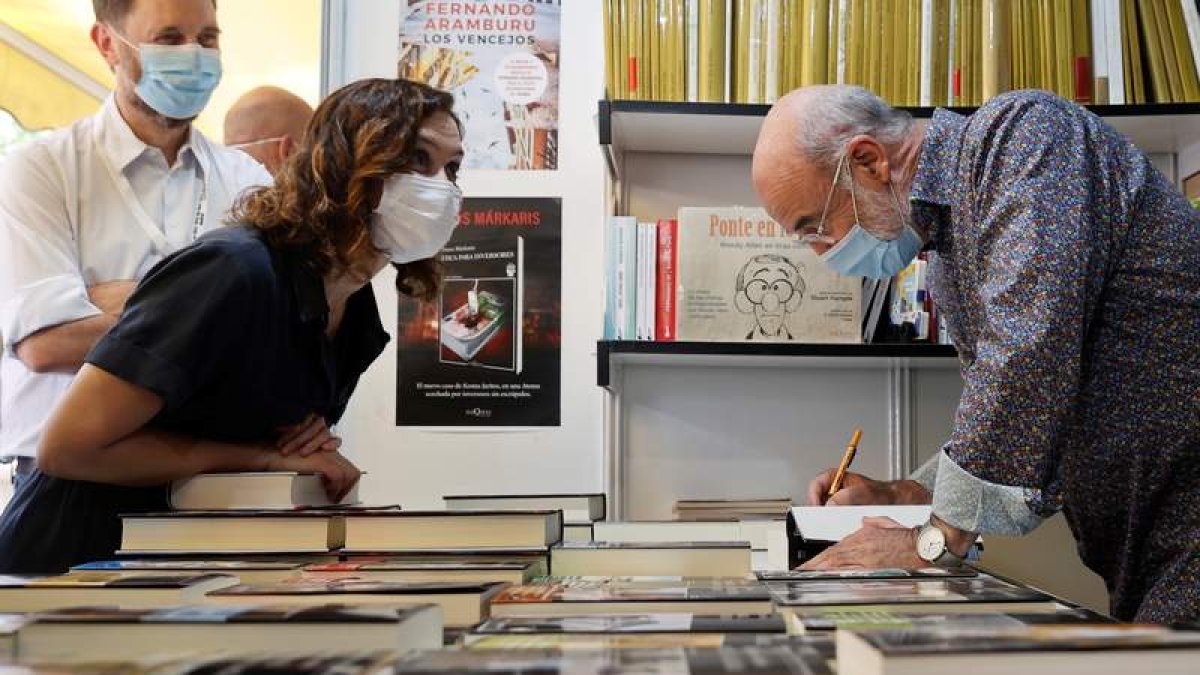 Isabel Díaz Ayuso con al escritor Fernando Aramaburu durante su visita el sábado a la Feria del Libro de Madrid. EMILIO NARANJO