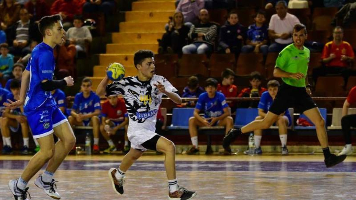 Los cadetes del Abanca Ademar ganaron sus tres compromisos del sector disputado en el Palacio Municipal de Deportes desde el pasado jueves. CB ADEMAR