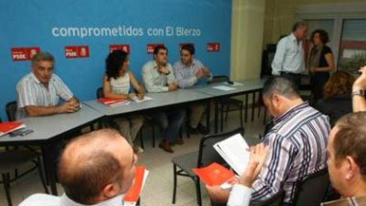 Santiago Rodríguez, al fondo, en la asamblea del día 30.