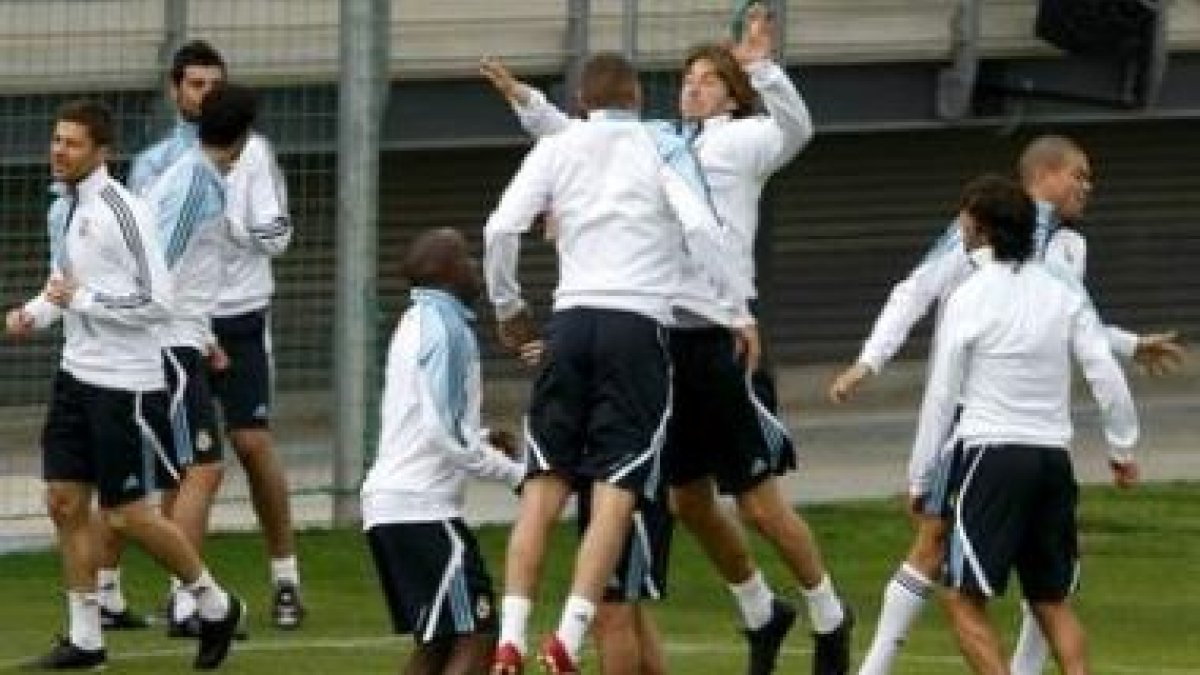 Los jugadores del Real Madrid, durante el entrenamiento ayer en Valdebebas.