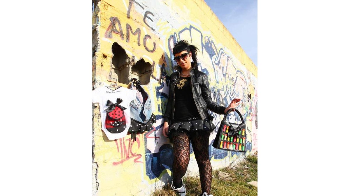 La diseñadora leonesa posa con una de sus últimas creaciones, una sudadera con corazones de fieltro.