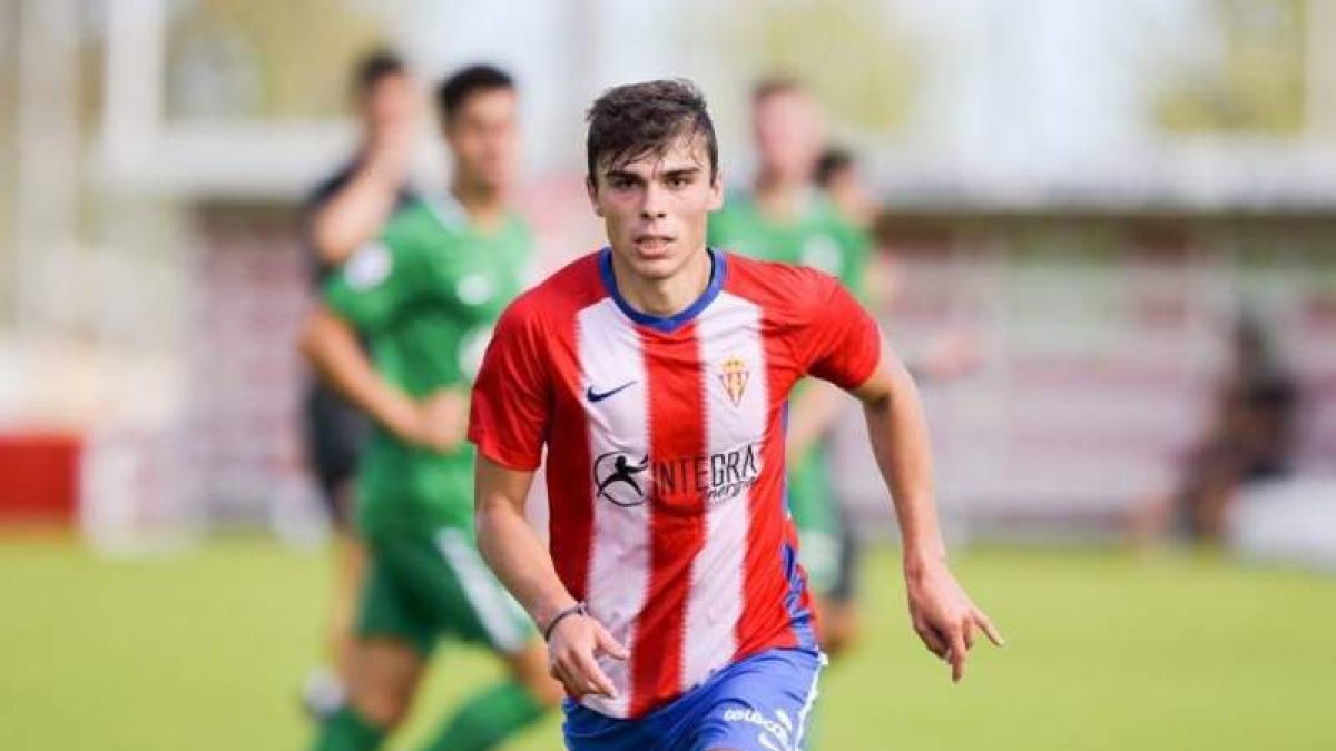 Pablo García con la elástica del Sporting de Gijón. SPORTING