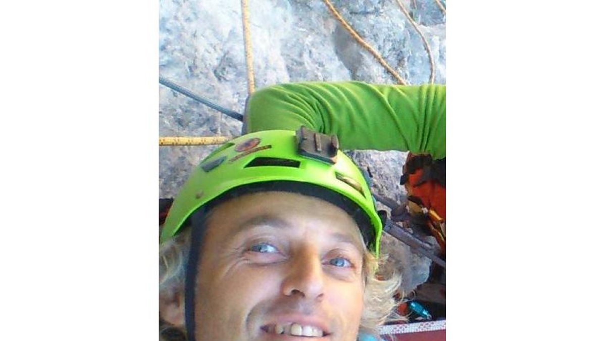 Jesús Calleja se hace un selfie colgado de una pared