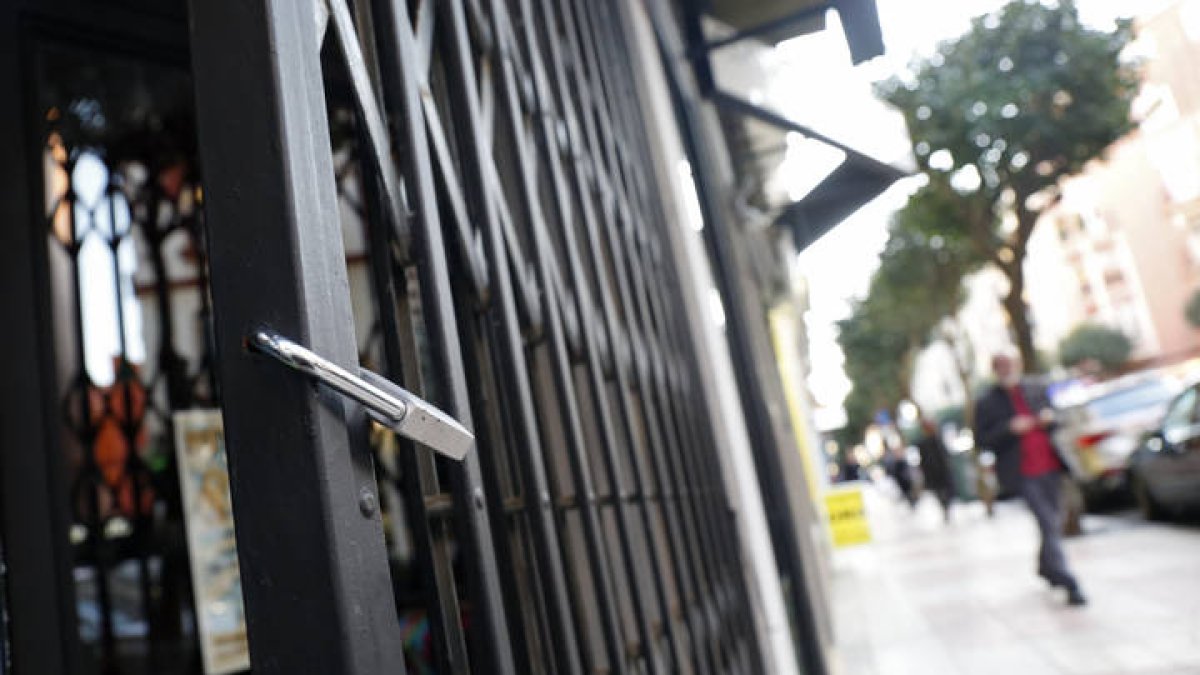 Comercios cerrados por la crisis del coronavirus. F. Otero Perandones.