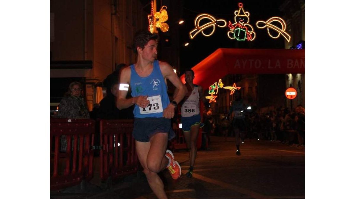 Raúl Celada y Alberto González comandan la carrera al finalizar la segunda de las vueltas.