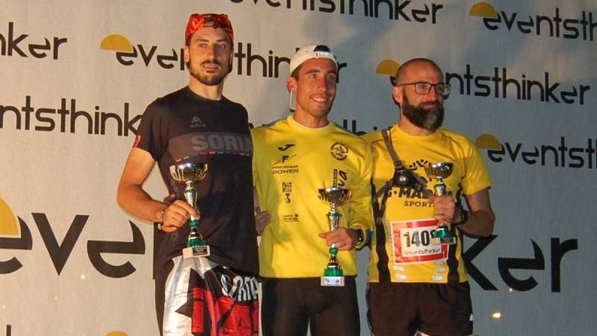 González Cidón en lo alto del podio de los 10 Kilómetros de Sanchinarro. DL