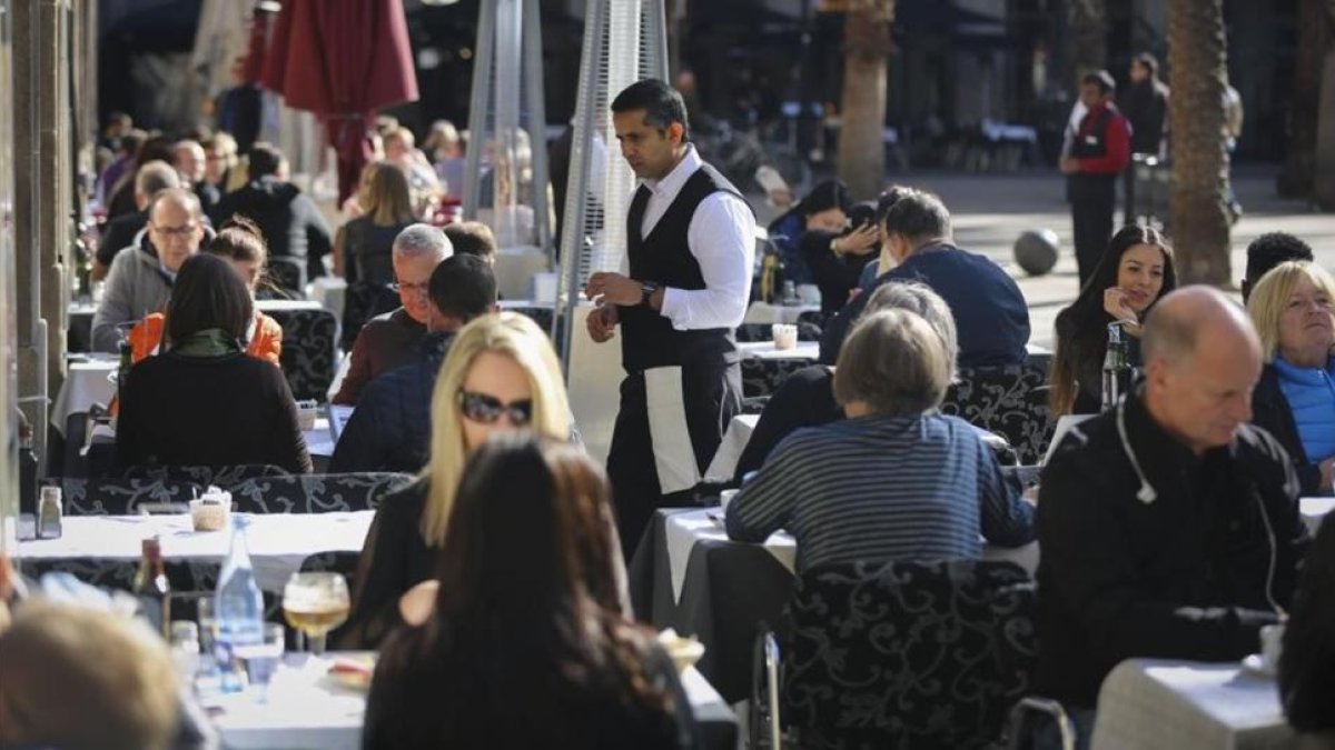 Camareros en una terraza de la Placa Reial.