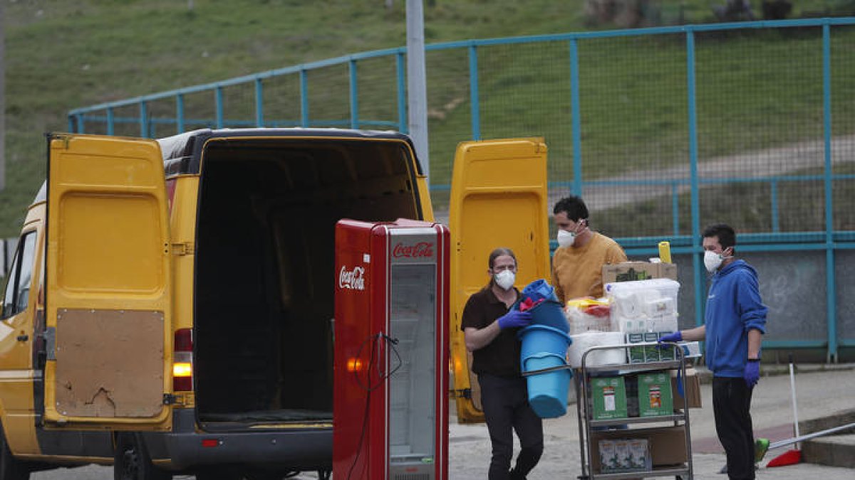Coronavirus. Transeúntes a las puertas del Pabellón San Esteban de León.