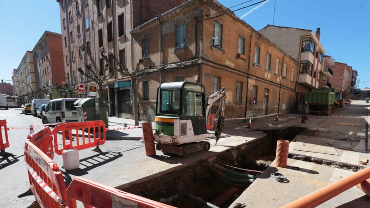 Las obras del colector tienen cortada la calle.
