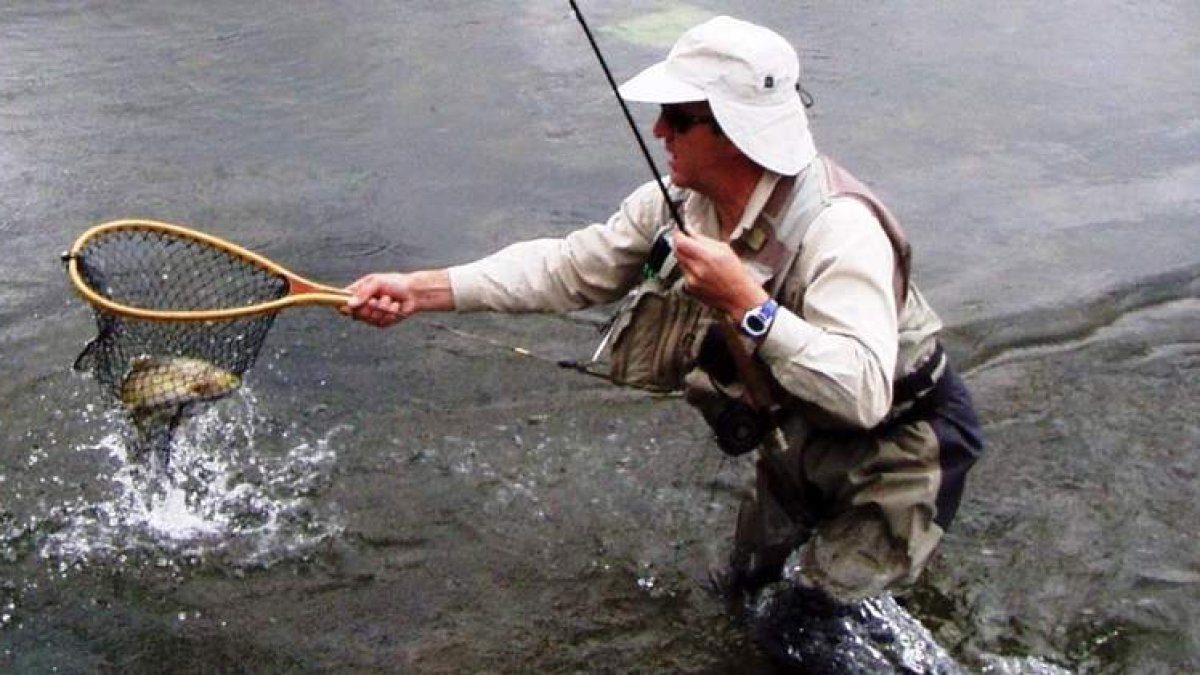 Las aguas del Órbigo acogen un certámen que revitalizó la Asociación Leonesa de Pesca a Mosca