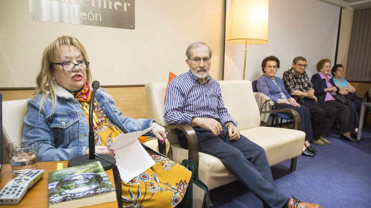 Carmen Busmayor y Marcos Diéguez, en la tertulia literaria. FERNANDO OTERO PERANDONES