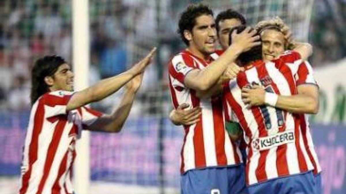 El uruguayo Diego Forlán celebra el primero de sus goles junto a Maxi Rodríguez, Éver Banega, y Raúl