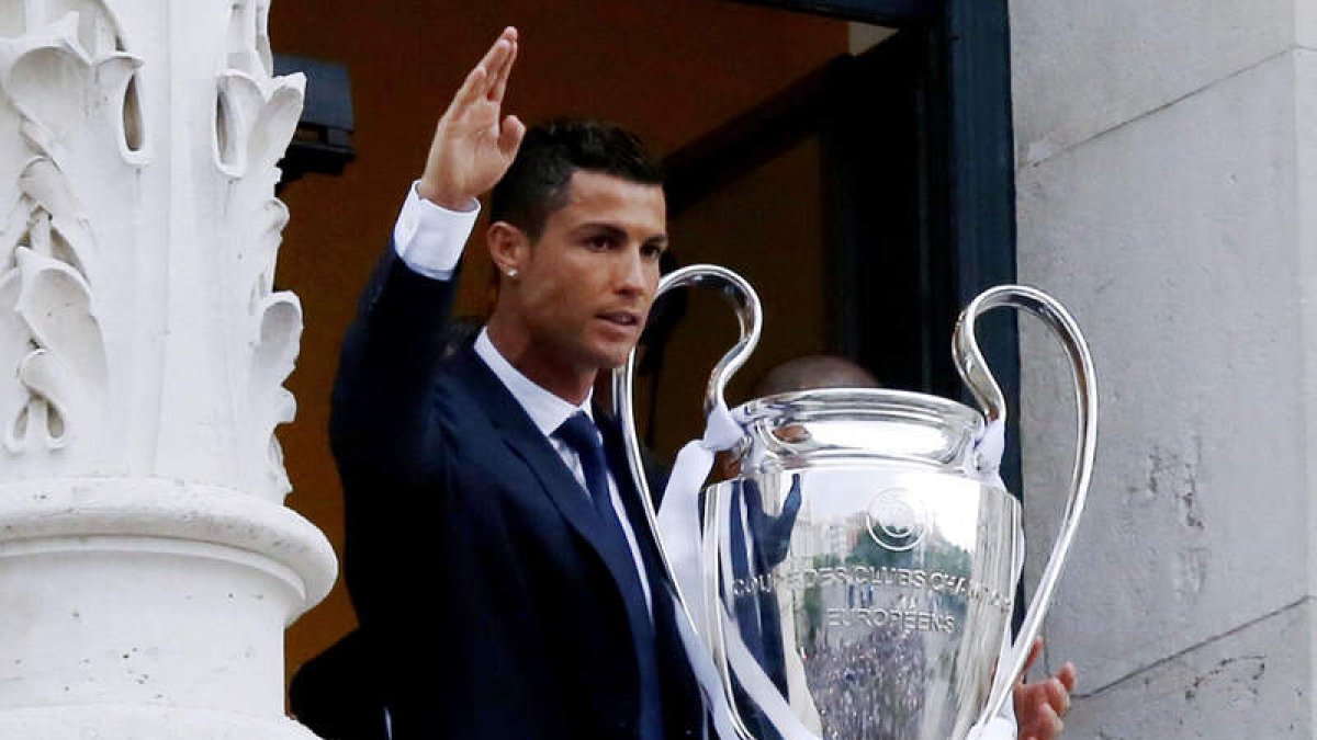 El Real Madrid pasó por la sede de la Comunidad y del Ayuntamiento, antes de llegar al Bernabéu, punto central de la fiesta blanca. BARRENECHEA/LIZÓN