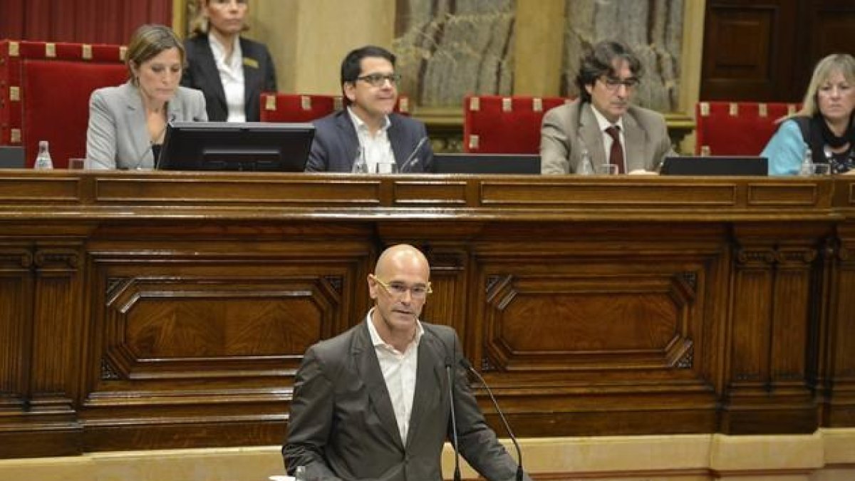 El diputado de Junts pel Sí, Raül Romeva, es el primero en iniciar los discurso en el pleno.