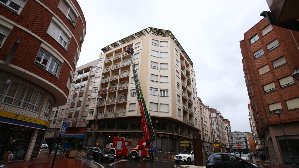 El temporal también provoca la caída de un árbol sobre una línea eléctrica en la localidad de Toral de Merayo. CÉSAR SÁNCHEZ