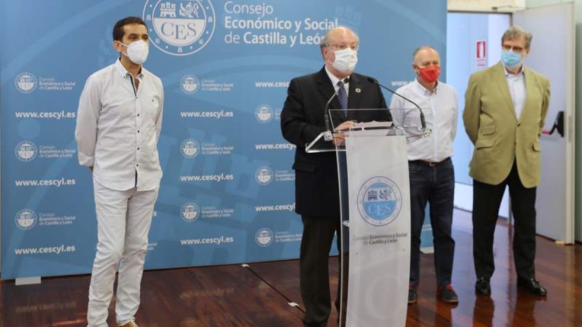 Enrique Cabero durante su intervención. CES