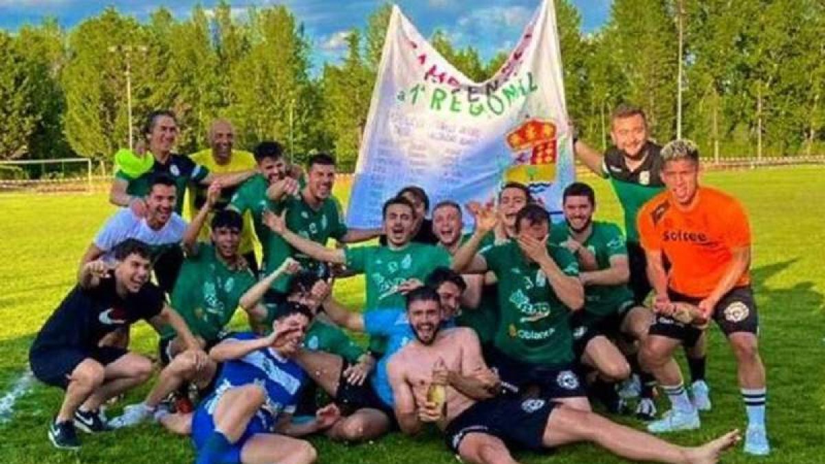 Equipo del Onzonilla que logró el ascenso de categoría. DL