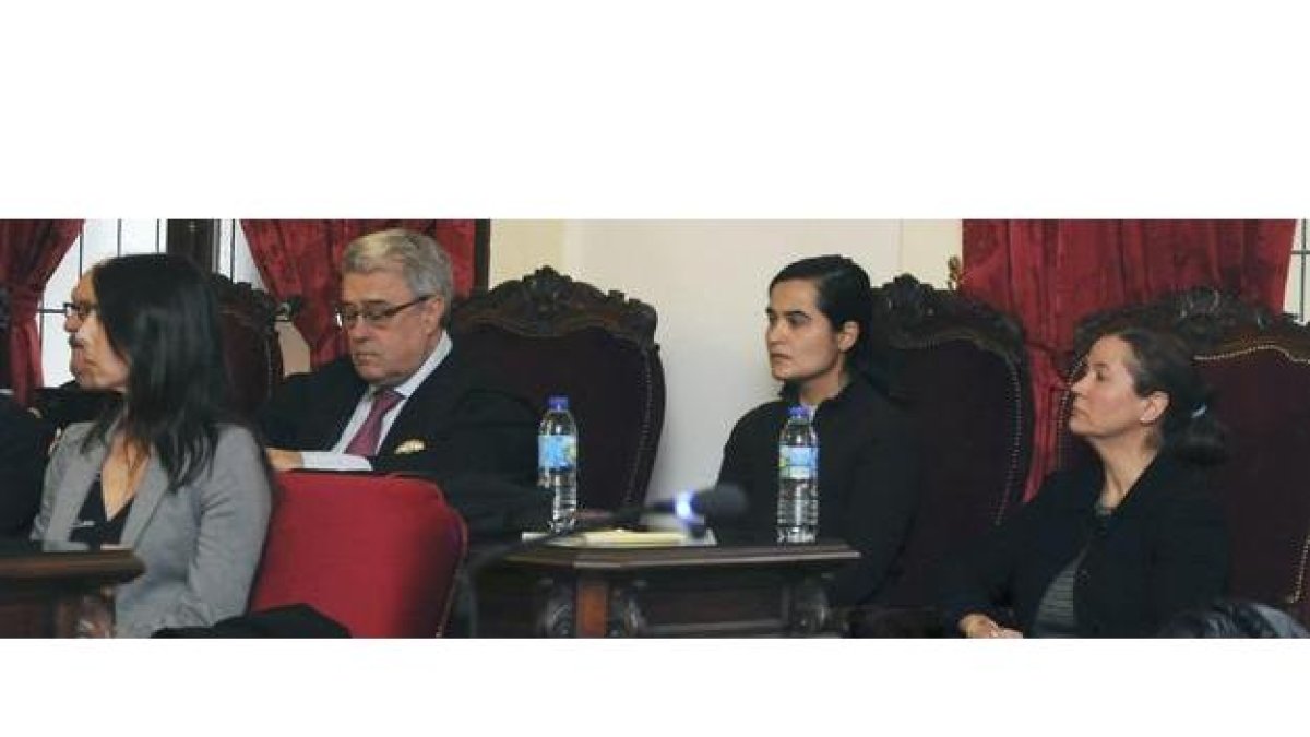 Las acusadas, Monserrat González, autora confesa del crimen de Isabel Carrasco el 12 de mayo de 2014, su hija Triana Martínez acompañadas de su abogado José Ramón García, y la policía local Raquel Gago esta mañana en la Audiencia